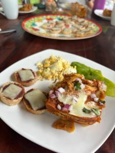 un plato de comida con tostadas y verduras en una mesa en VillaHermosa B&B, en San Carlos