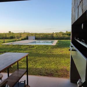 d'une terrasse avec une table et une vue sur la cour. dans l'établissement Casa en Laguna Soto Sur, à Corrientes