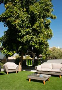 リスボンにあるDuques Villa Luxury Guesthouseのソファ2脚と木の前のテーブル