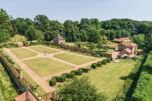- une vue aérienne sur le jardin d'une maison dans l'établissement Park Cottage, à Sedgeford
