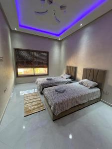 2 camas en un dormitorio con techo púrpura en Villa djelloul, en Marrakech