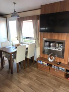 MelidenにあるTwo x 8 Berth static caravan on Lyons Robin Hood Rhyl North walesのギャラリーの写真