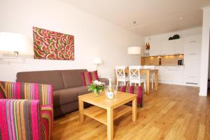 uma sala de estar com um sofá e uma mesa em Meer & Strand - Haus Meeresstrand Ferienwohnung 213 em Scharbeutz