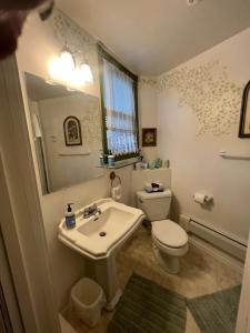 Ένα μπάνιο στο Market St Manor Bed and Breakfast