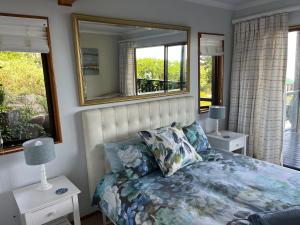 Peaceful guest suite with balcony views and garden setting房間的床