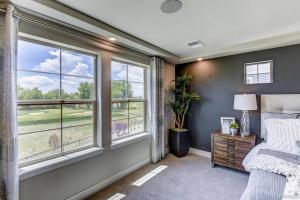 - une chambre avec un lit et une grande fenêtre dans l'établissement Stunning Golf Course View in Denver, à Denver