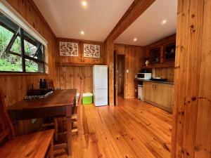 Peaceful guest suite with balcony views and garden setting廚房或簡易廚房