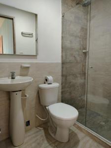 een badkamer met een toilet, een wastafel en een douche bij Avadia del Mar in Cartagena