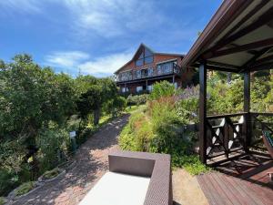 Peaceful guest suite with balcony views and garden setting室外花園