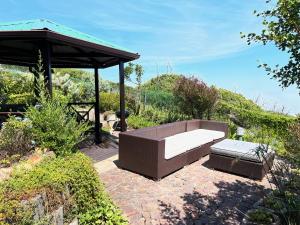 Peaceful guest suite with balcony views and garden setting室外花園