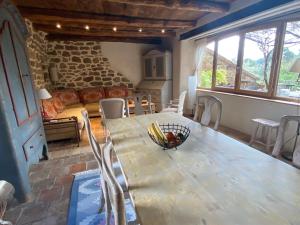 a kitchen and living room with a table and chairs at Les IRIS des Rieux in Sallelles