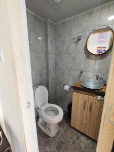 ein Bad mit einem WC und einem Waschbecken in der Unterkunft Ecohotel Java in Manizales