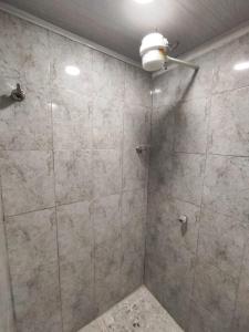馬尼薩萊斯的住宿－Ecohotel Java，一间带淋浴的浴室和瓷砖墙