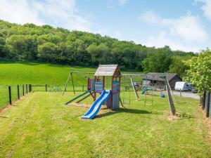 un parque con parque infantil con tobogán en The Carthouse, en Hereford