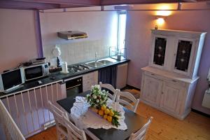 A kitchen or kitchenette at Cà dei Conti