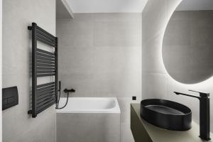 uma casa de banho com uma banheira, um WC e um lavatório. em Hotel Collect & Residence em Budapeste