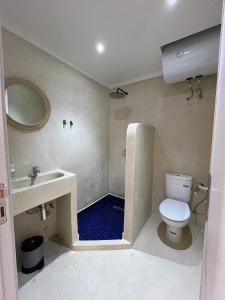 uma casa de banho com um WC e um lavatório em Socco Hostel em Tânger