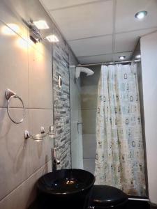 een badkamer met een wastafel en een douche bij Yoly's House in Caraz