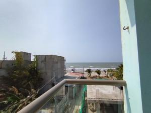 uma varanda com vista para o oceano a partir de um condomínio em Avadia del Mar em Cartagena de Indias