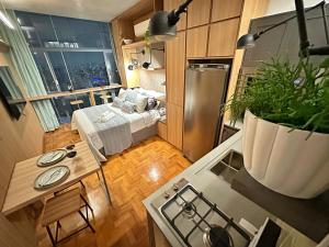 uma vista aérea de uma cozinha e sala de estar em Vem pro Copan em São Paulo