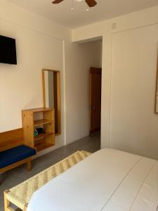 - une chambre avec un lit, une commode et un miroir dans l'établissement Santa Cecilia Hotel, à Oaxaca