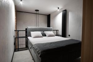 1 dormitorio con 1 cama con sábanas y almohadas blancas en Your Aparts - Lofty Scheiblera en Lodz