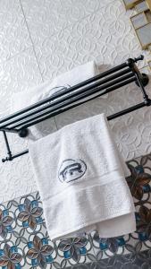 2 ręczniki na wieszaku na ręczniki w łazience w obiekcie The Fairway Residence w mieście Nyeri