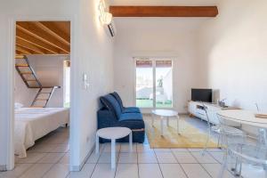 een woonkamer met een bed en een tafel en stoelen bij La Terraza, T2 avec Clim, Parking, Port Marianne in Montpellier