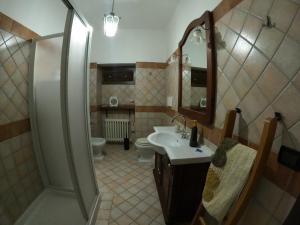 La salle de bains est pourvue d'un lavabo, d'une douche et de toilettes. dans l'établissement Casa degli Ulivi, à Civitella del Tronto