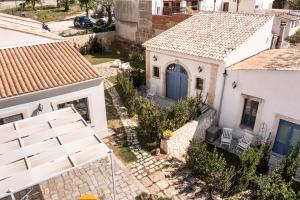 una vista aérea de una casa blanca con una puerta azul en MichaEl garden en Noto