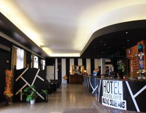 una hall di un hotel con un hotelahooke di Hotel Nuovo Sole HNS a Bovolone