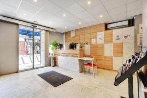a room with a counter and a table with a chair at Altona in Paris