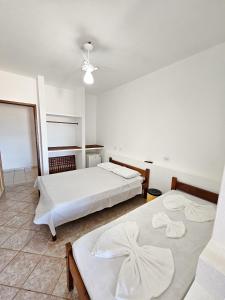 a bedroom with two beds and a ceiling at Pousada Varanda da Praia in Conceição da Barra