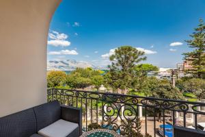 einen Balkon mit einem Sofa und Bergblick in der Unterkunft Casa di Enea in Gaeta