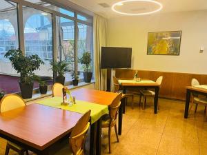 TV a/nebo společenská místnost v ubytování Hotel Eminent