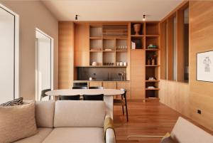 un soggiorno con un divano e un tavolo di Vandoma Serviced Apartments a Porto