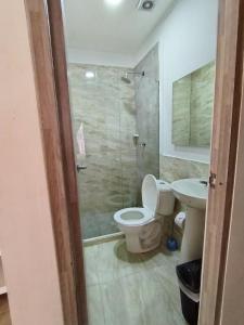 y baño con aseo, ducha y lavamanos. en Avadia del Mar en Cartagena de Indias