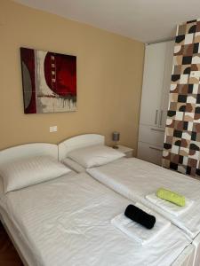 ein weißes Bett mit zwei Handtüchern darüber in der Unterkunft Apartment with balcony Hiša Brdo 48 in Bovec