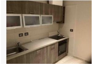 eine Küche mit zwei Waschbecken und einer Arbeitsplatte in der Unterkunft Wynn Apt - Luxe / Uninterrupted Power / Near Mall / Sleeps 3 in Kumasi