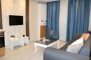 ein Wohnzimmer mit Sofa und Tisch in der Unterkunft The Most Hotel in Istanbul