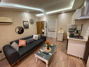 ein Wohnzimmer mit Sofa und Tisch in der Unterkunft The Most Hotel in Istanbul