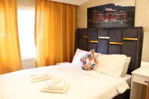 ein Hotelzimmer mit einem Bett mit zwei Handtüchern darauf in der Unterkunft The Most Hotel in Istanbul