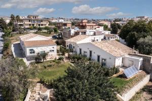 una vista aérea de un pueblo con casas en MichaEl garden, en Noto