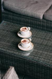 zwei Tassen Kaffee auf einem Tisch in der Unterkunft Casa Hotel in Chesterfield