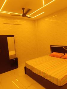 מיטה או מיטות בחדר ב-HOTEL AATHANAM