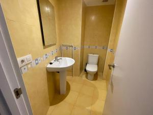 een badkamer met een wastafel en een toilet bij Apartamento Cueto II in Soto del Barco