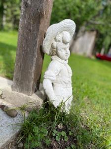 a statue of an angel leaning against a pole at Haus Landruhe in Greifenburg