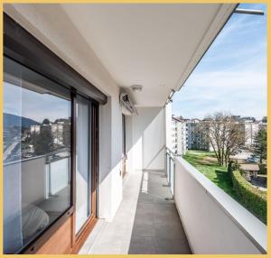 - Balcón con ventanas grandes en un edificio en Appart T2 Elegant St Julien, en Saint-Julien-en-Genevois