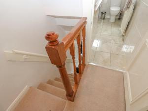 un escalier avec un rail en bois et des toilettes dans l'établissement Luna Cottage, à Purmerend