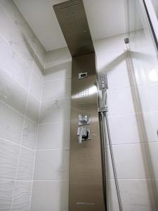 una ducha con puerta de cristal en un baño en Apartamentos "El Balconico", en Arguedas 72 fotos más